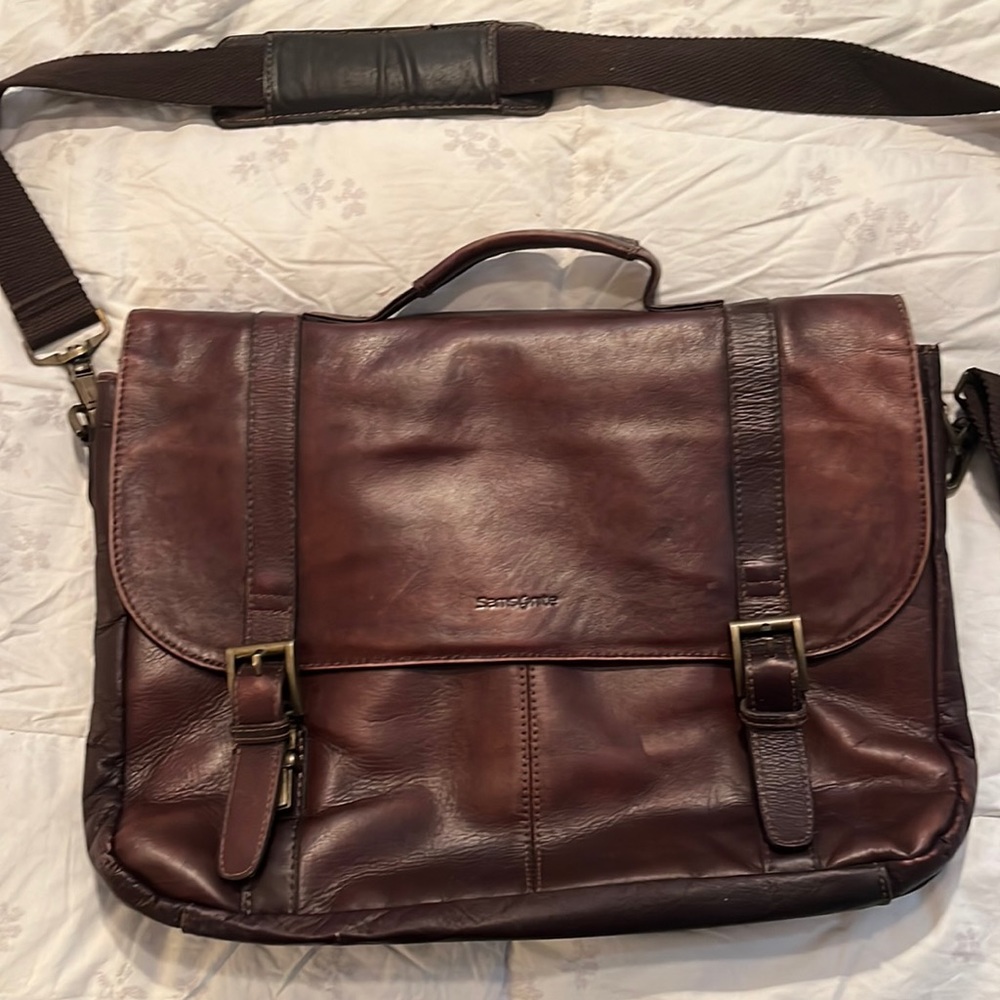 A Samsonite computer bag with shoulder strap.